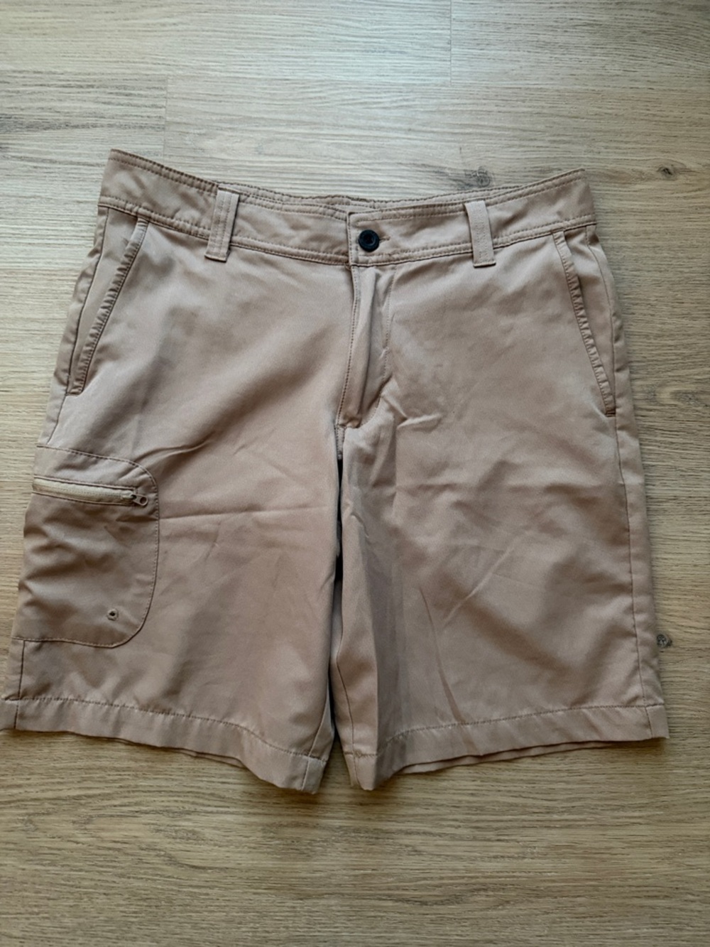 Magellan Outdoors Men Fish Gear Cargo Shorts in Light Tan Size 30